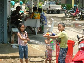 Songkran - ein Hllenspass fr Kinder Bild 3 - 
