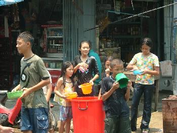 Songkran - ein Hllenspass fr Kinder Bild 4 - 