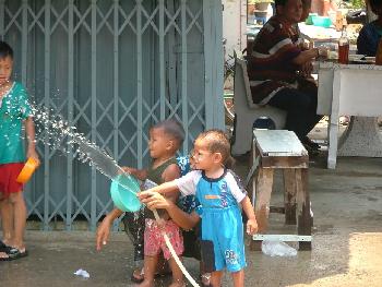 Songkran - ein Hllenspass fr Kinder Bild 1 - 