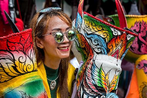 Bild Thailands Feste - Irre Raketen, bunte Paraden und wildgewordene Geister