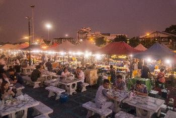 Bang Saen Abendmarkt am Pier - Bild 2 - mit freundlicher Genehmigung von Depositphotos 