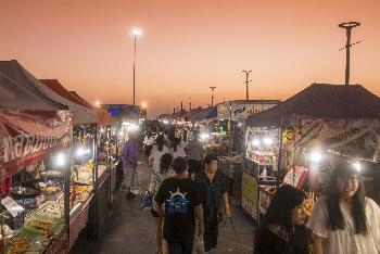 Bang Saen Abendmarkt am Pier - Bild 3 - mit freundlicher Genehmigung von Depositphotos 