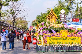 Blumenwagen auf der Parade - Bild 1 - mit freundlicher Genehmigung von Depositphotos 