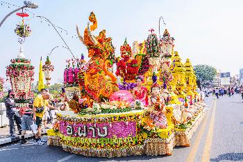 Blumenwagen auf der Parade - Bild 2 - mit freundlicher Genehmigung von Depositphotos 