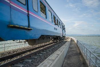 Floating Train - der scheimmende Zug - Bild 1 - mit freundlicher Genehmigung von Depositphotos 