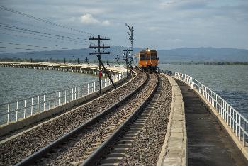 Floating Train - der scheimmende Zug - Bild 3 - mit freundlicher Genehmigung von Depositphotos 