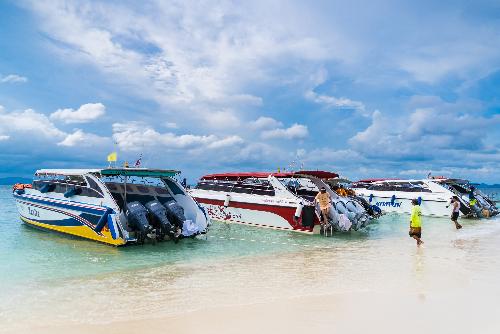 Bild 28 Touristen vor Krabi aus sinkendem Speedboat gerettet