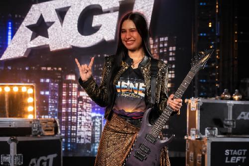 Bild Batik trifft Rock´n´Roll: Die Geschichte hinter Nenes AGT-Look