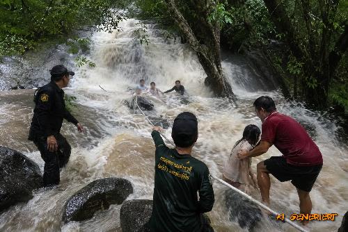 Bild Drama am Wasserfall - Sturzflut reißt Touristen am Mae Sa mit