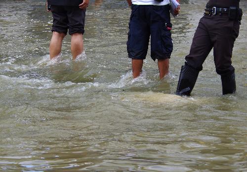 Bild Dramatische Rettung: Touristen am Tha Phae-Wasserfall gefangen