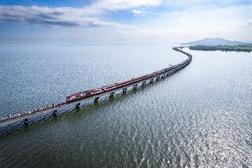 Floating Train - Thailands Schwimmender Zug begeistert Touristen - Reisenews Thailand - Bild 1