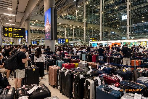 Bild Flutfolgen am Bangkok Airport: Tausende Koffer und gestrichene Flüge