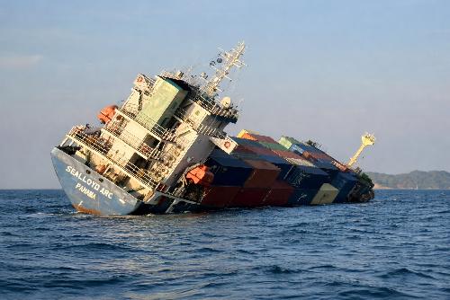 Bild Frachtschiff sinkt vor Phuket - Ölteppich breitet sich aus