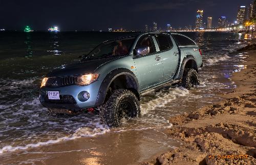 Bild Grieche testet seinen Pick-up am Strand und gräbt sich ein