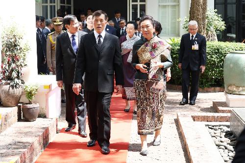 Bild Historischer Besuch - Thailands Königspaar reist nach Frankreich