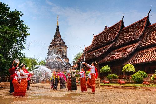 Landesweit werden aufwndige Songkran-Feste veranstaltet Thailand