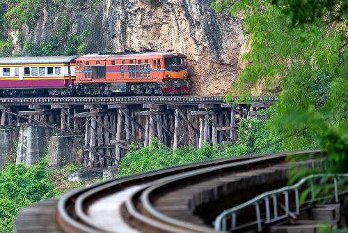 Bild Lok kracht in Touristenzug bei Kanchanaburi - Crash am River Kwai