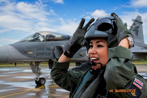 Bild Mach 2 statt Staatskarosse - Thailands Königin steigt in den Gripen