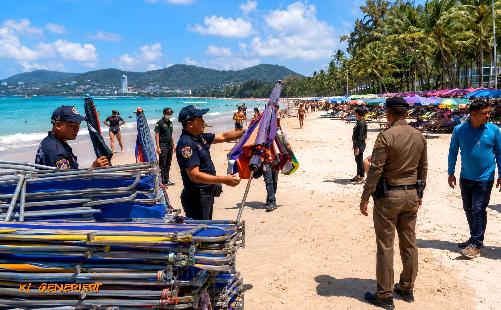 Bild Patong räumt auf: Sonnenschirme und Liegestühle in Haft