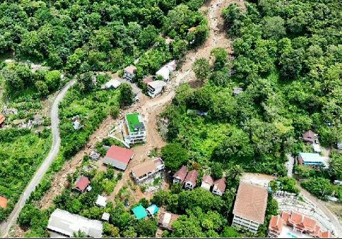 Bild Phuket Kata Beach: Evakuierung am Ort der tödlichen Erdrutschkatastrophe