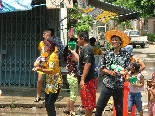 Songkran-Feiern ja, Wasser und Alkohol nein Thailand