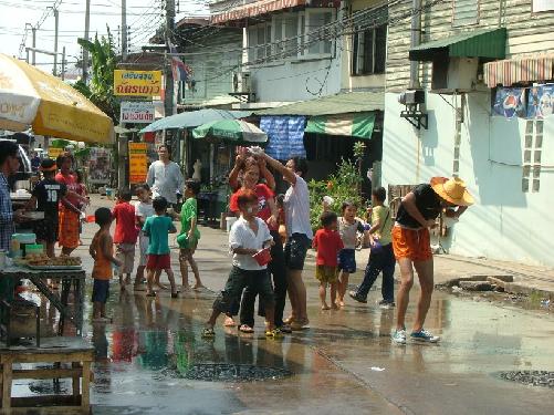 Spritzen ja, aber nicht ins Gesicht - Songkran-Regeln festgelegt Thailand