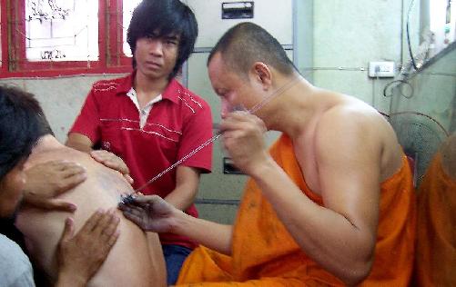 Bild Überraschung - Heilige Tätowierung hilft nicht gegen Äxte