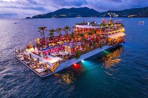 Bild YONA - Phukets coolster Beach Club schwimmt auf dem Meer
